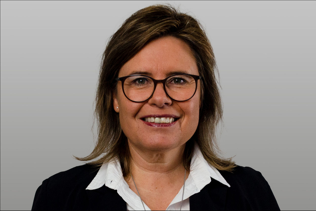 Regionalleiterin Baufinanzierung Sandra Winkelmann  vor grauen Hintergrund