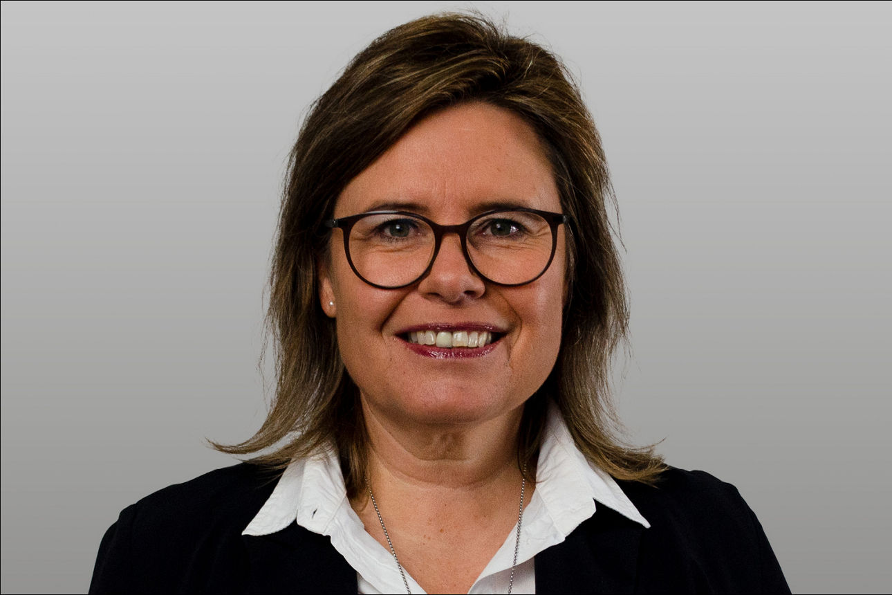 Regionalleiterin Baufinanzierung Sandra Winkelmann  vor grauen Hintergrund