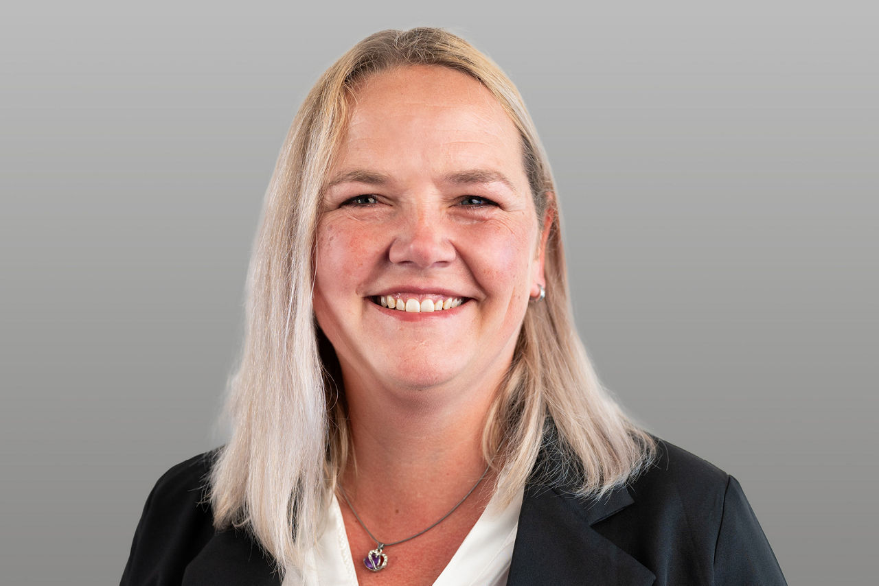 KundenServiceCenter Silke Pflüger vor grauen Hintergrund