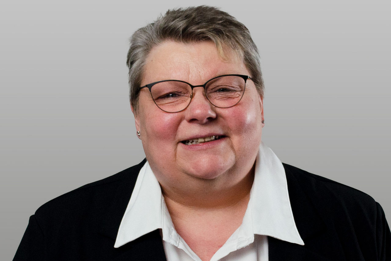 KundenServiceCenter Susanne Hübner vor grauen Hintergrund