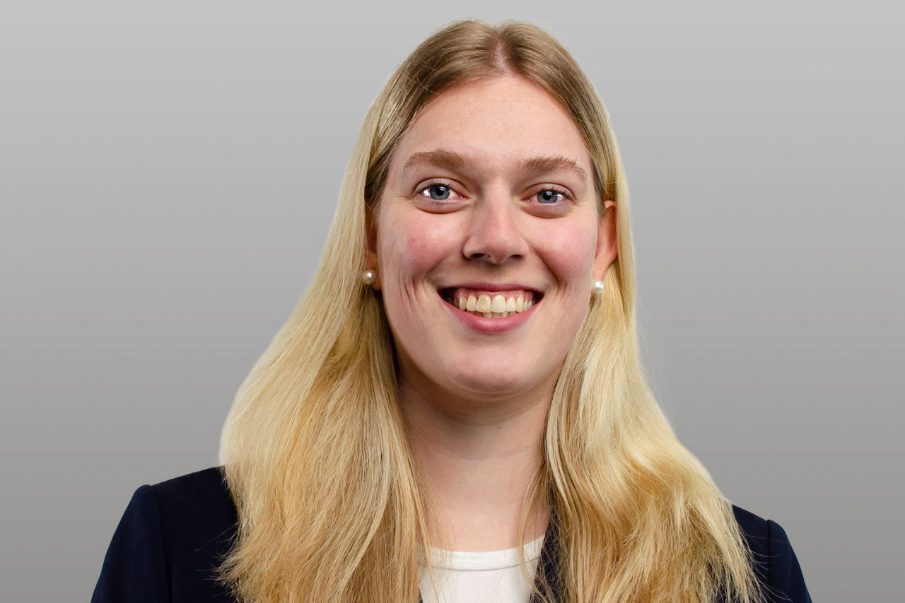 KundenServiceCenter Svenja Müller vor grauen Hintergrund