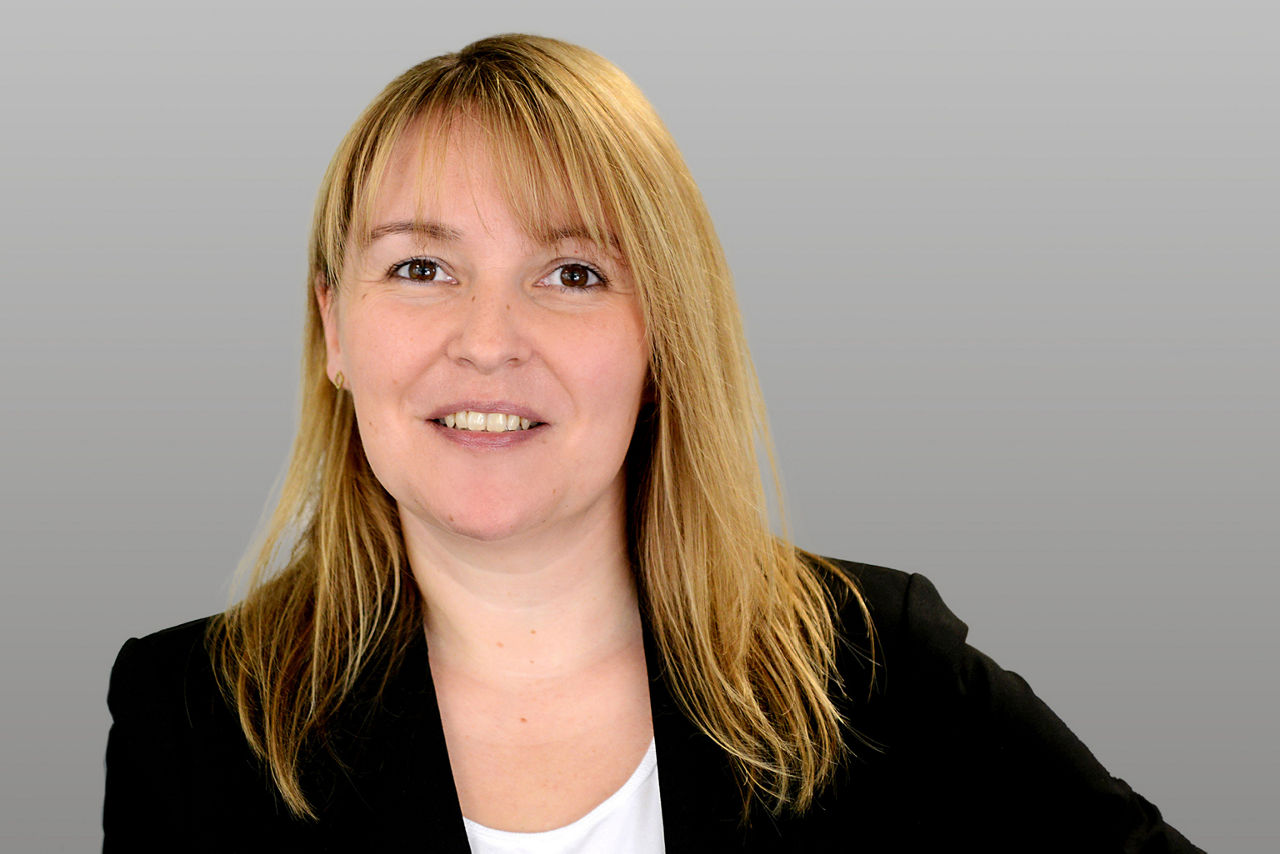 KundenServiceCenter Vanessa Sturm vor grauen Hintergrund