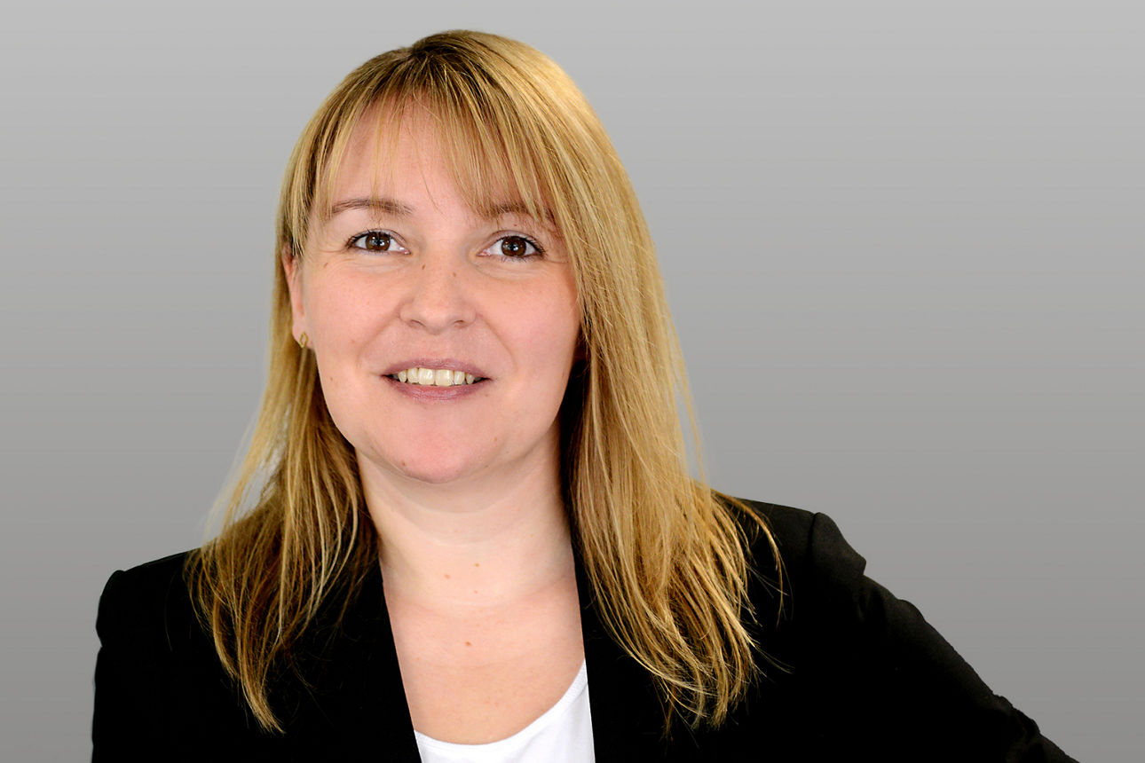 KundenServiceCenter Vanessa Sturm vor grauen Hintergrund