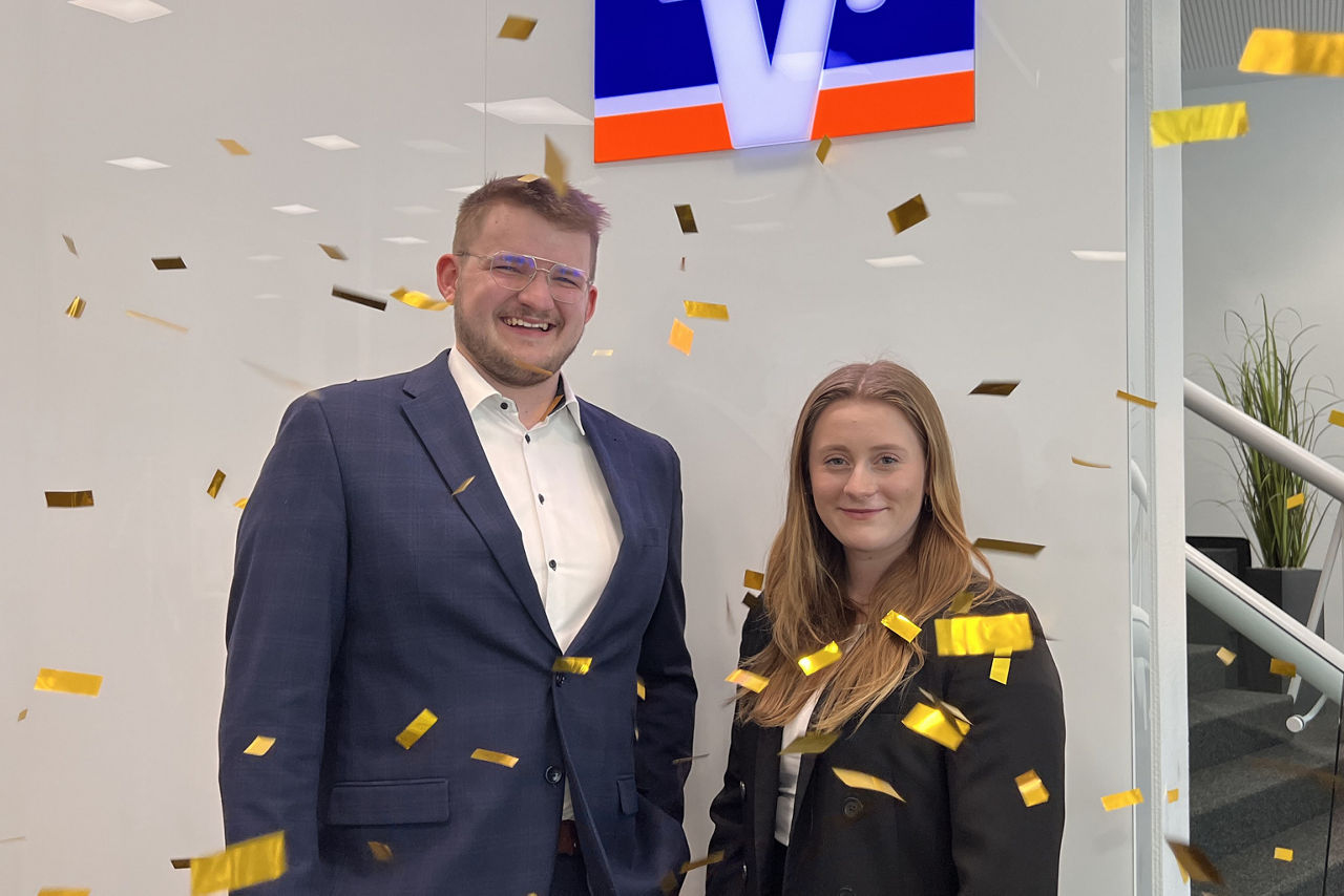 Zwei Kollegen in der Filiale mit Konfetti