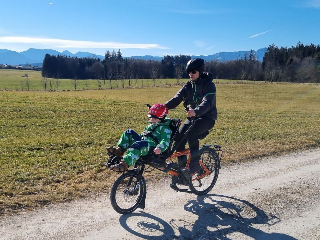 Bild vom speziellen e-Tandem für sehbehindertes Kind im Einsatz