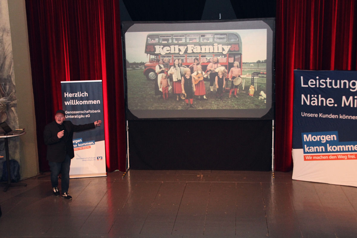 Joey Kelly auf der Bühne des Mindelheimer Stadttheaters