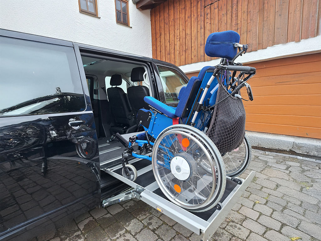 Bild vom behindertengerechten Fahrzeug mit Unterflur-Hublift