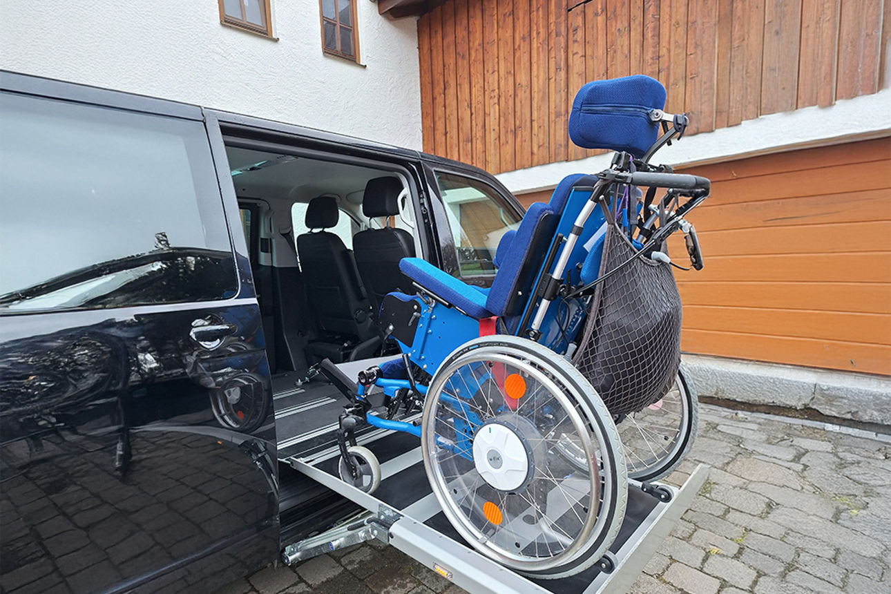 PKW mit Unterflur-Hublift