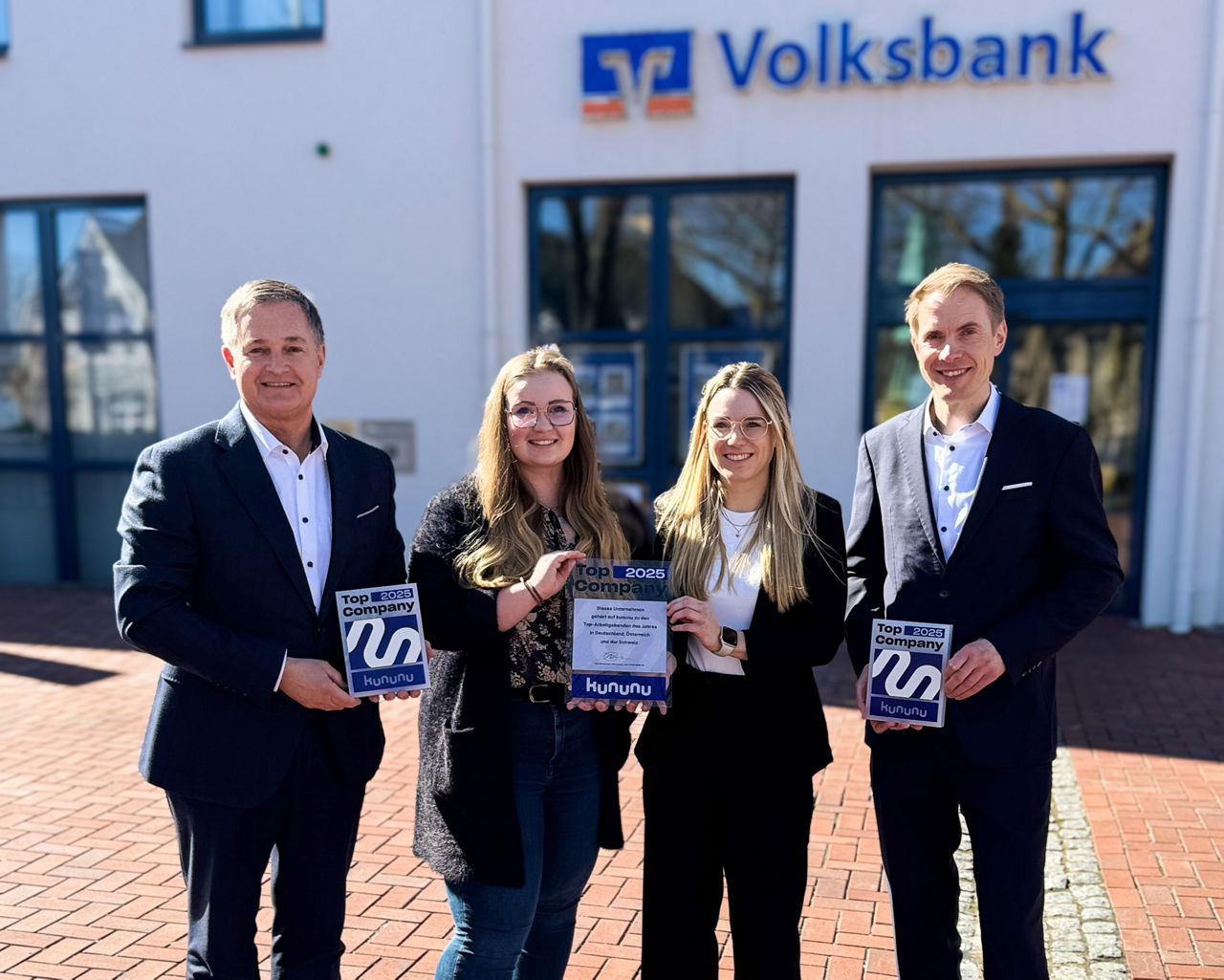 Vorstand Matthias Kruse (von links), Laura Sukkau, Larissa Lorenz (beide Personal) und Vorstand Mathias Smit