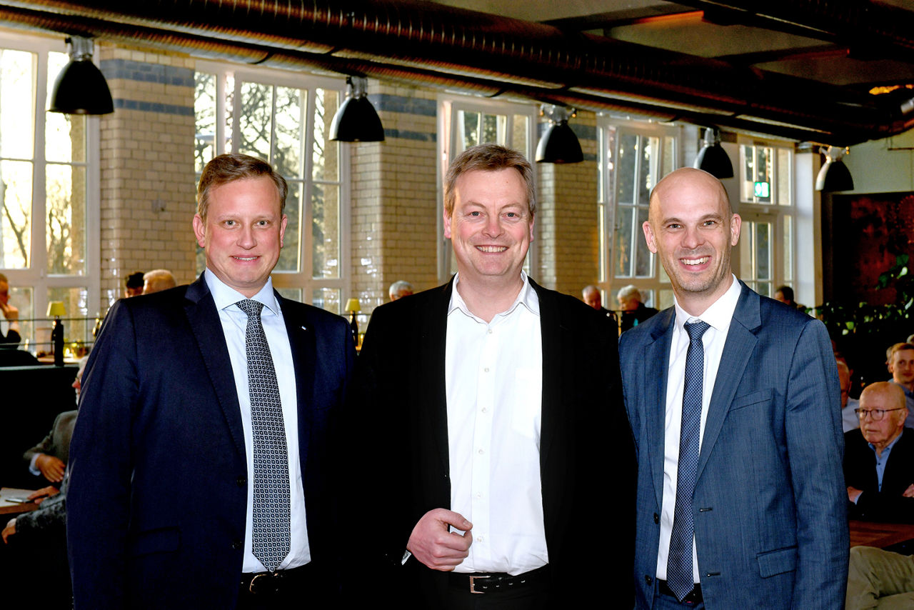 Vorstand, Leiter-PB und Referent stehen nebeneinander
