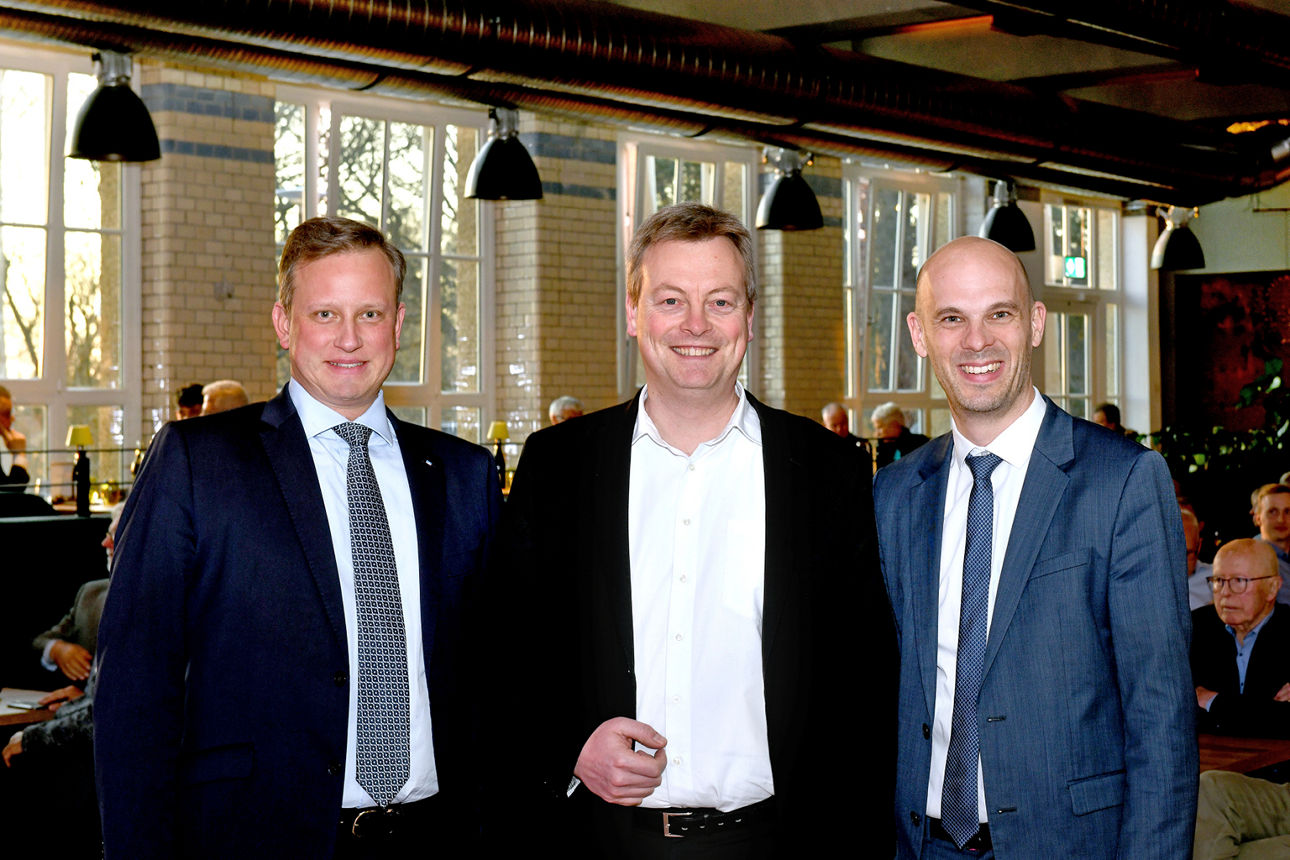 Unsere Vorstand und Leiter Private Banking stehen neben dem Referenten