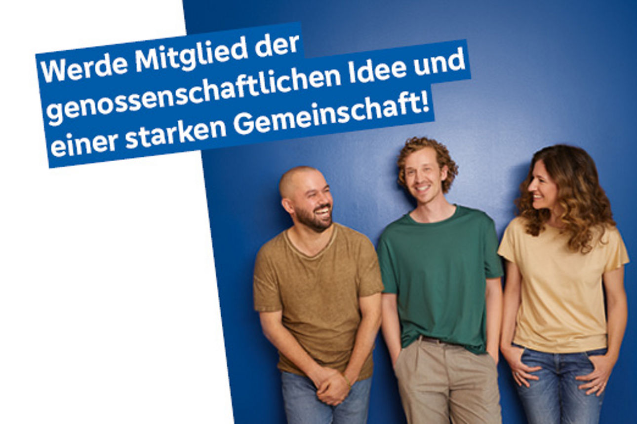 Drei lachende Menschen stehen vor einer blauen Wand mit dem Schriftzug „Wir sind meine Bank.”