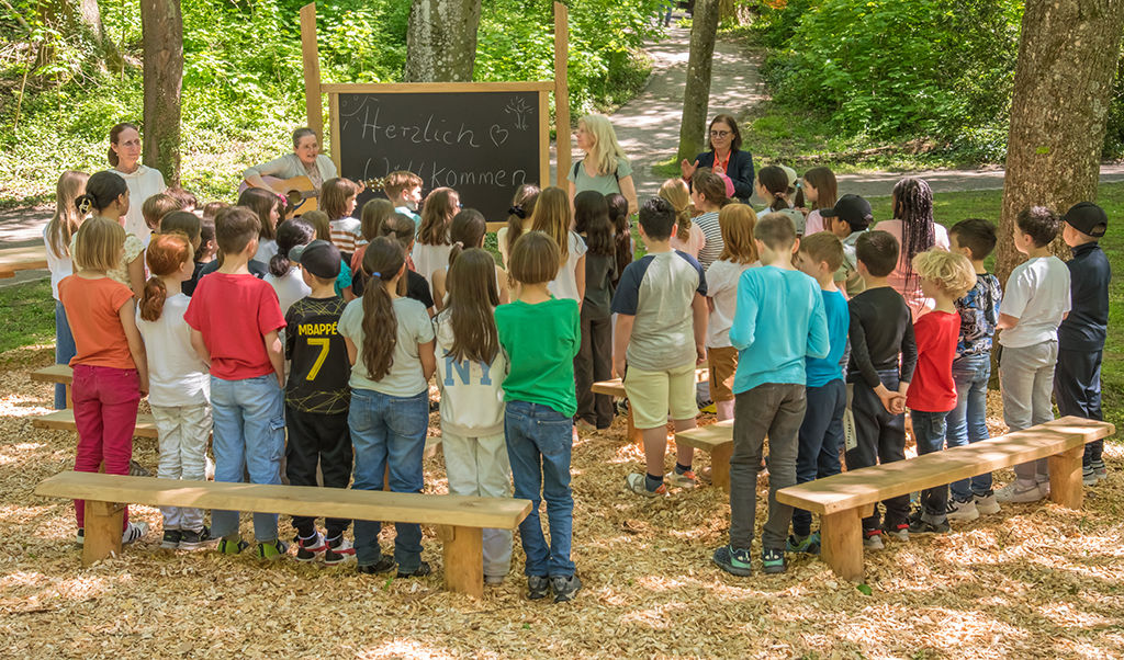 Volksbank pur schenkt Durlacher Schulen ein Outdoor-Klassenzimmer