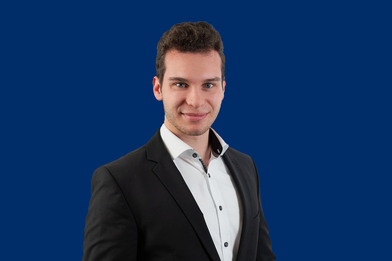 Praktikumsverantwortlicher vor blauem Hintergrund