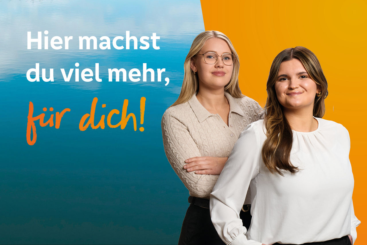 Zwei Auszubildende strahlen vor einem blau/orangenem Hintergrund