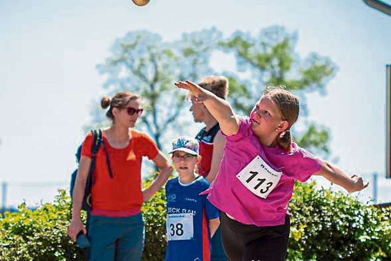 Kugelstoßen: Eine junge Frau schmeißt ihre Kugel.