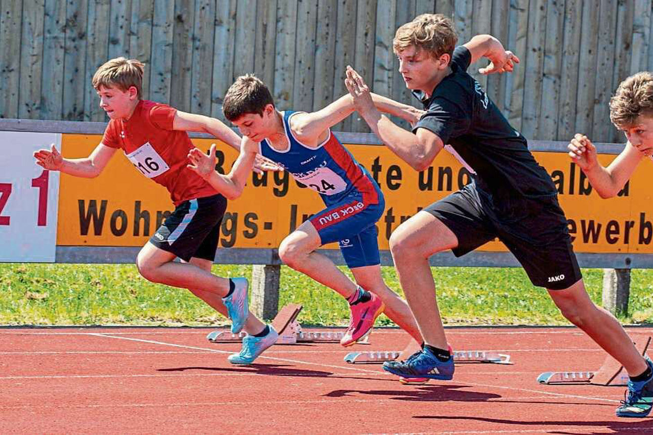 Sprintstart 75 Meter: 4 junge Männer sprinten los.