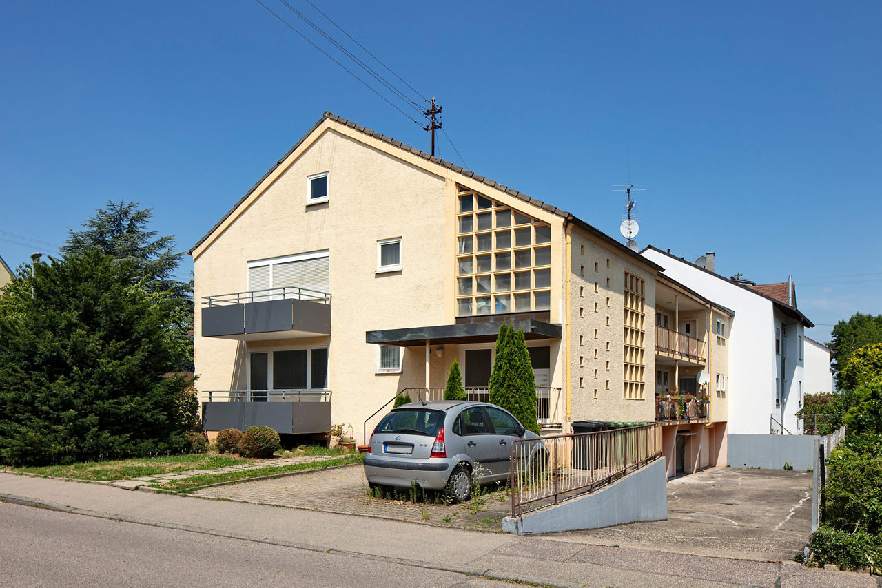 In die Jahre gekommenes Zweifamilienhaus