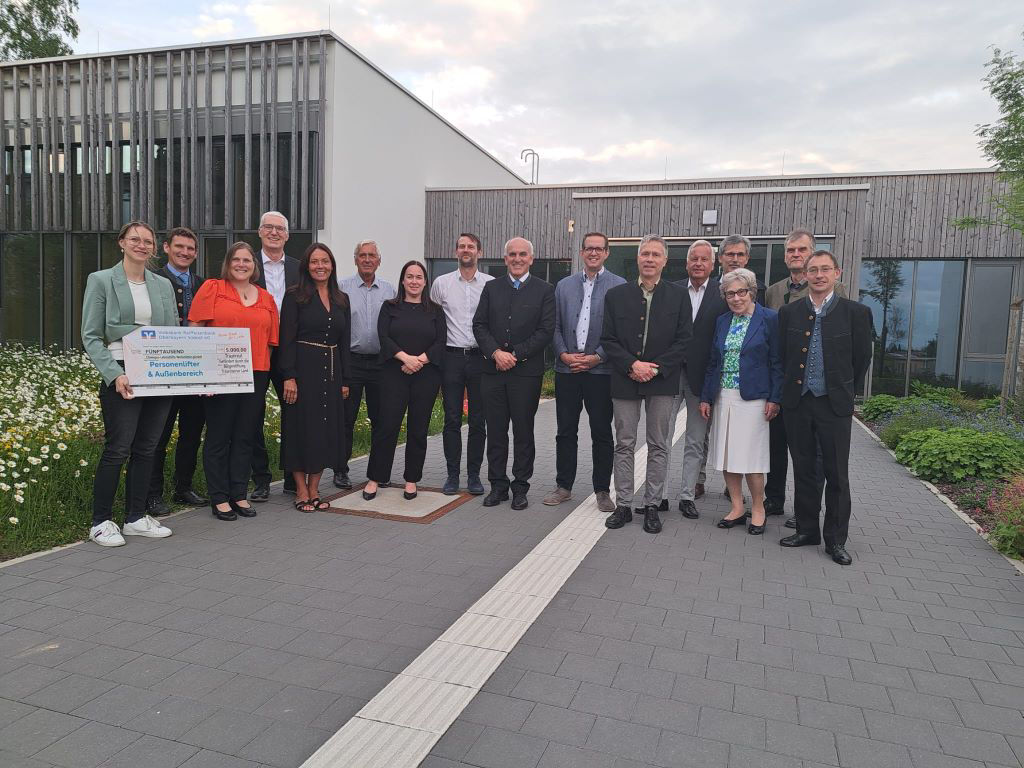 Gruppenbild bei der Spendenscheck-Übergabe