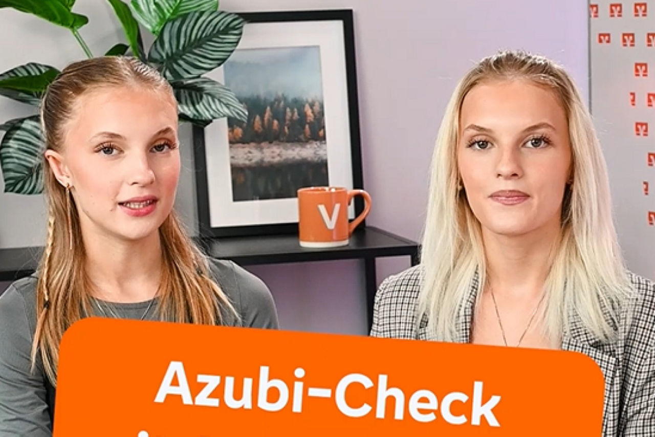 Jil und Amelie sitzen in unserem Videostudio