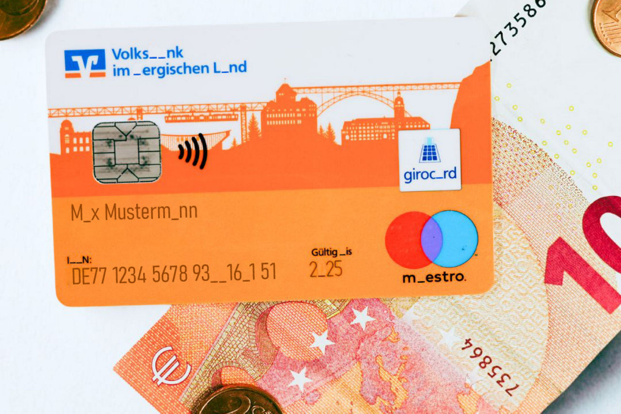 Volksbank-EC-Karte mit Geldschein