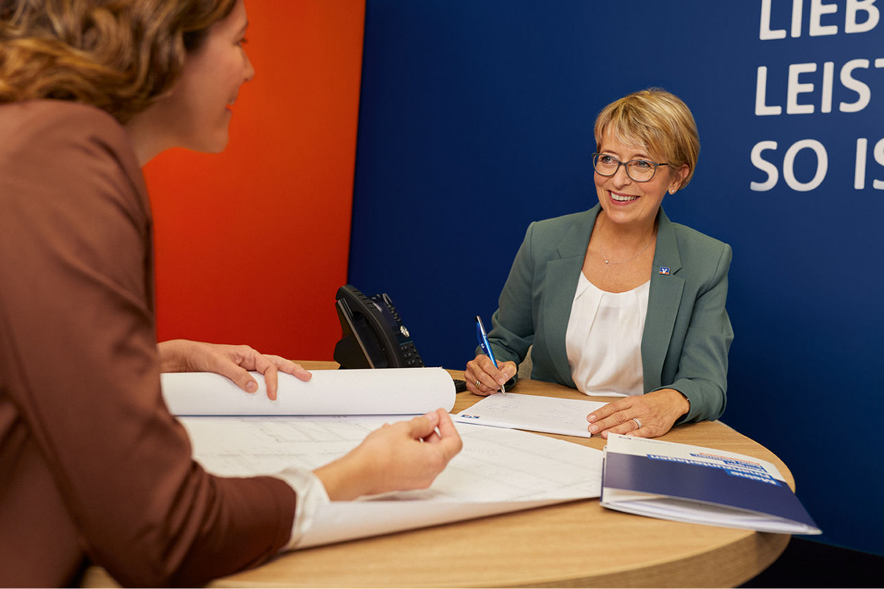 Kundin in der Filiale bei der Beratung