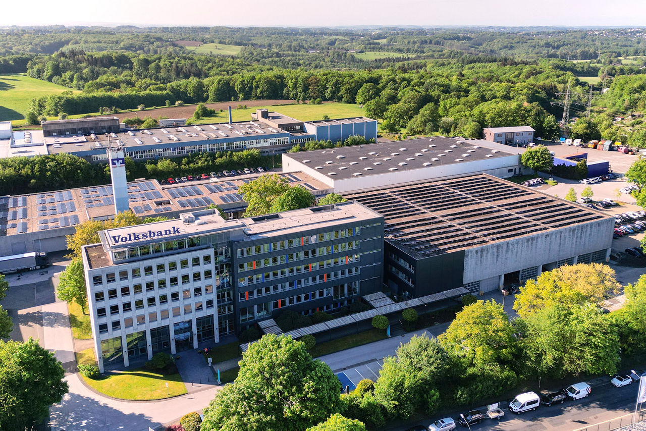 Die Hauptverwaltung der Volksbank im Bergischen Land liegt am Rand von Remscheid-Lennep. Die PV-Anlage rechts neben dem Verwa