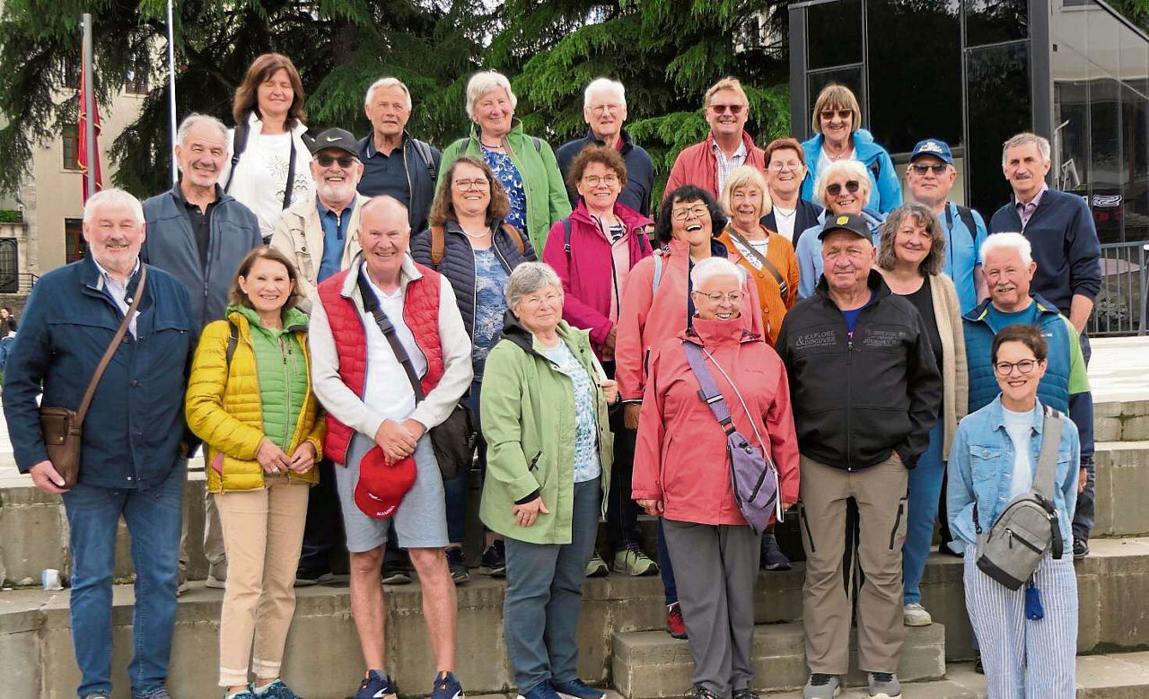 Die Reisegruppe lächelt freundlich in die Kamera