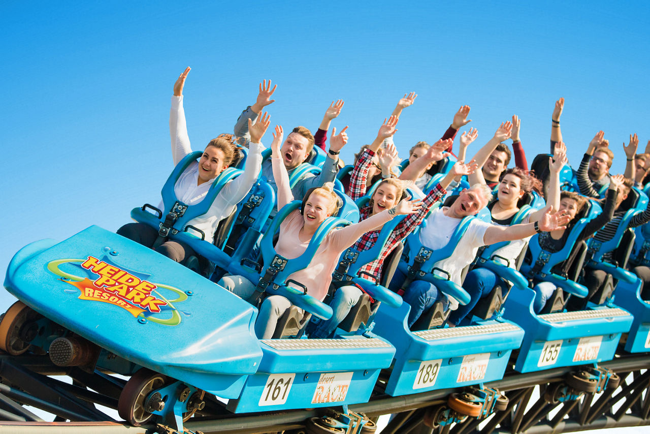 Viele Menschen in einer blauen Achterbahn