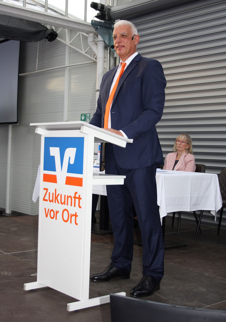 Mann am Rednerpult spricht zum Publikum