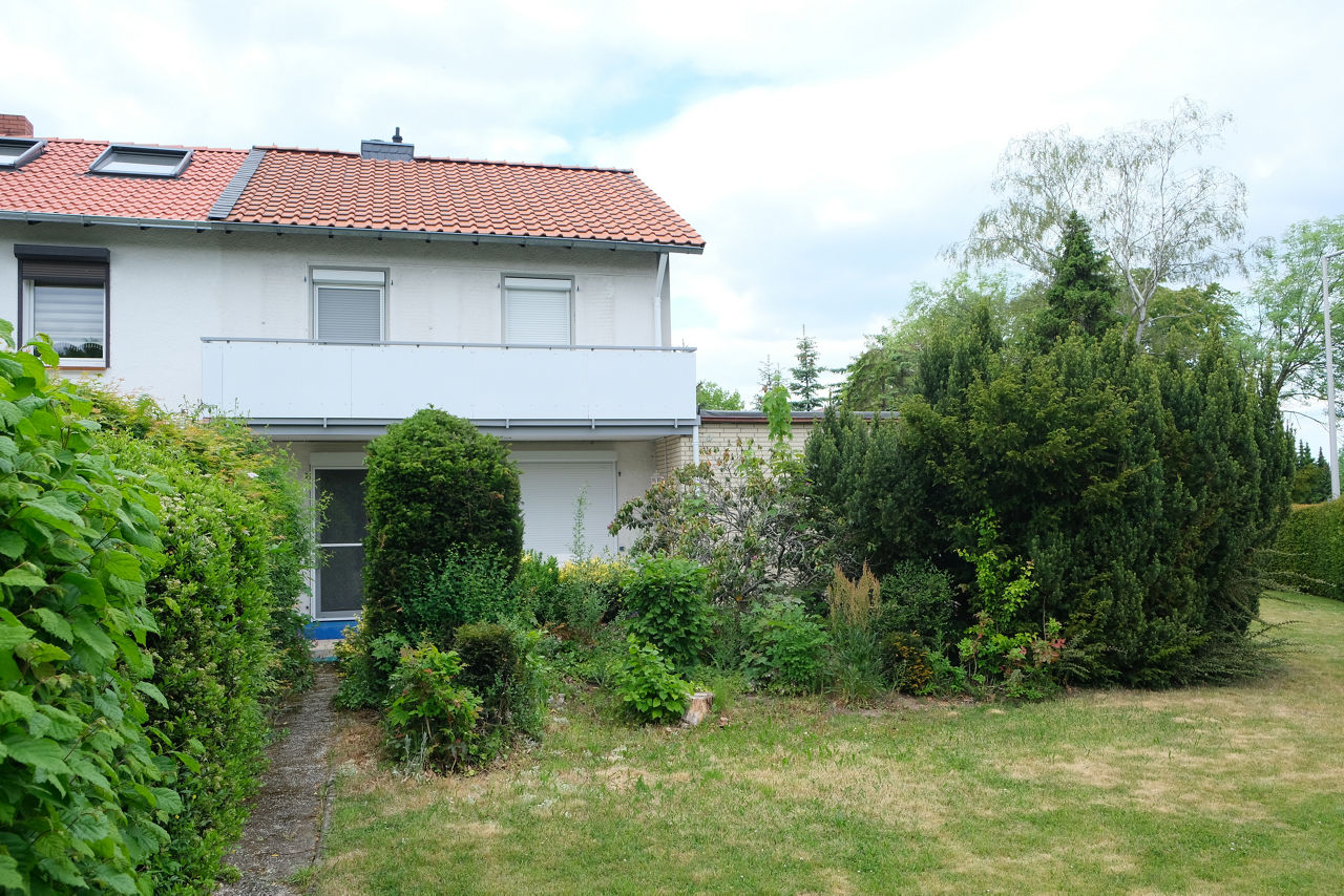 Einfamilienhaus mit Balkons im Grünen