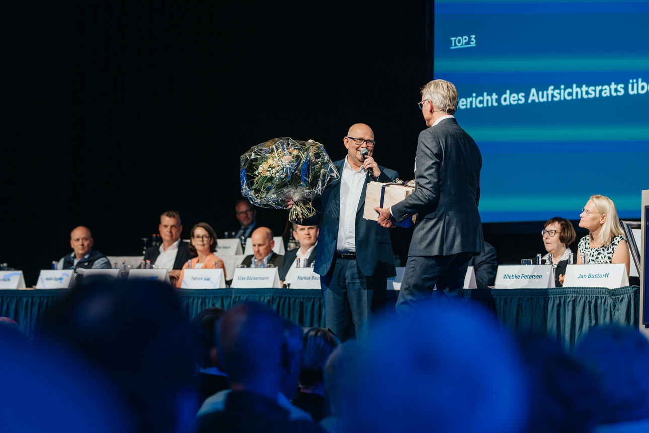 Überreichung eines Präsents an den scheidenden Vorstand Markus Baumann