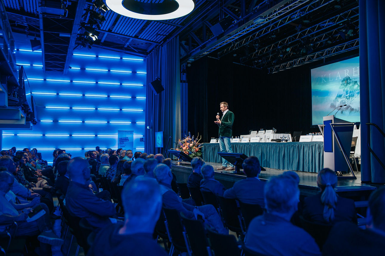 Gefesseltes Publikum beim Auftritt des Gastredners René Borbonus