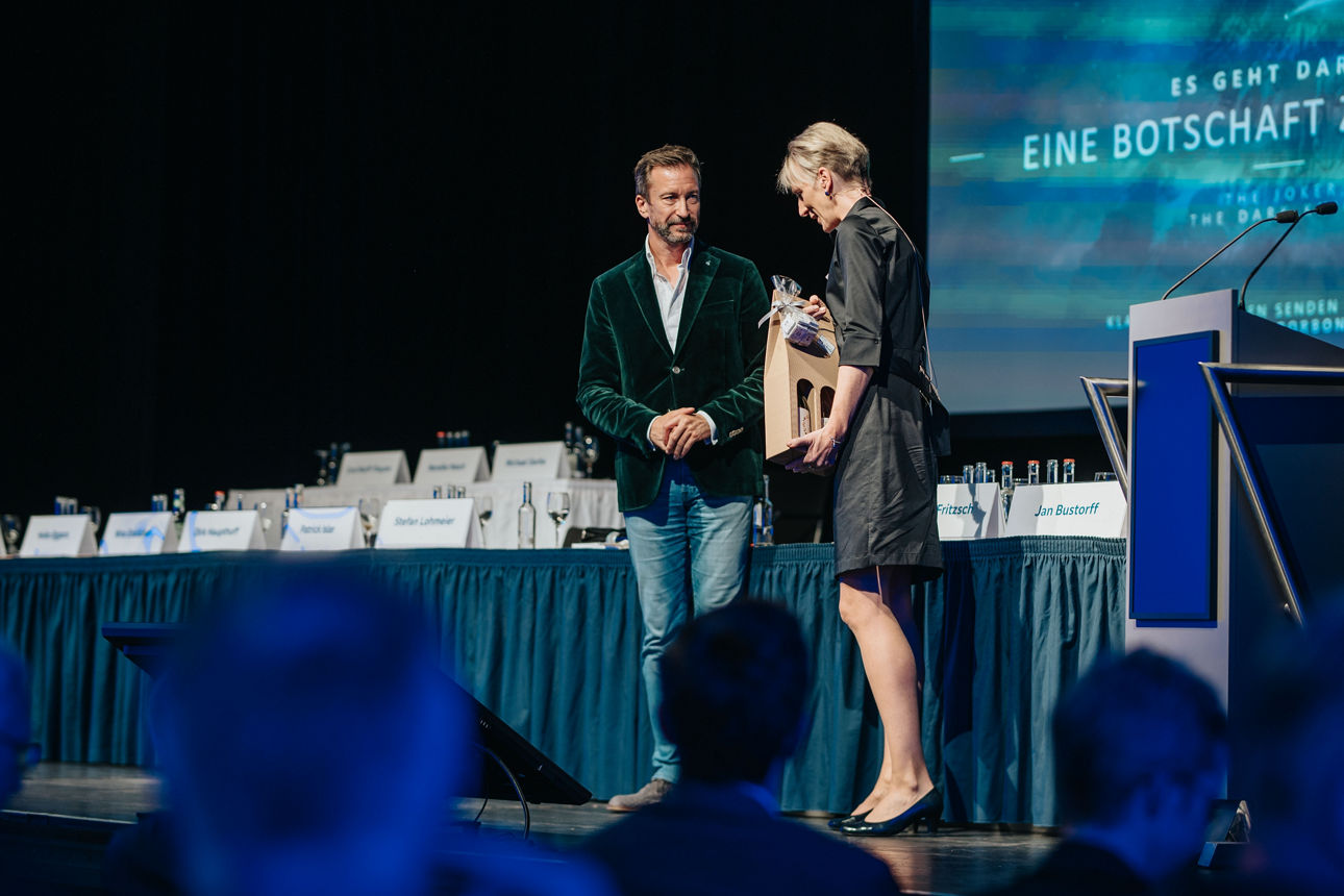 Tina Bürger überreicht Gastredner René Borbonus ein Präsent zum Abschied