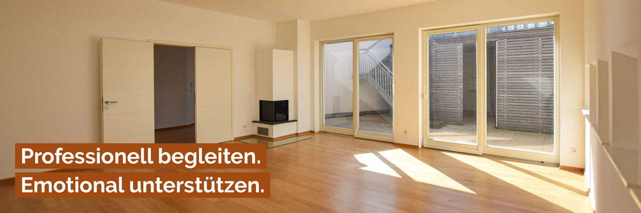 Zwei Mitarbeiter der Paulick Thierfelder Immobilien GmbH begrüßen einen Kunden in einer Wohnung