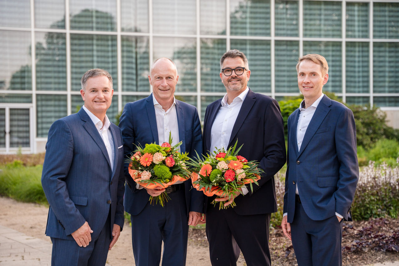 Die Volksbank-Vorstände Matthias Kruse (links) und Matthias Smit (rechts) mit den beiden wiedergewählten Aufsichtsratsmitglie