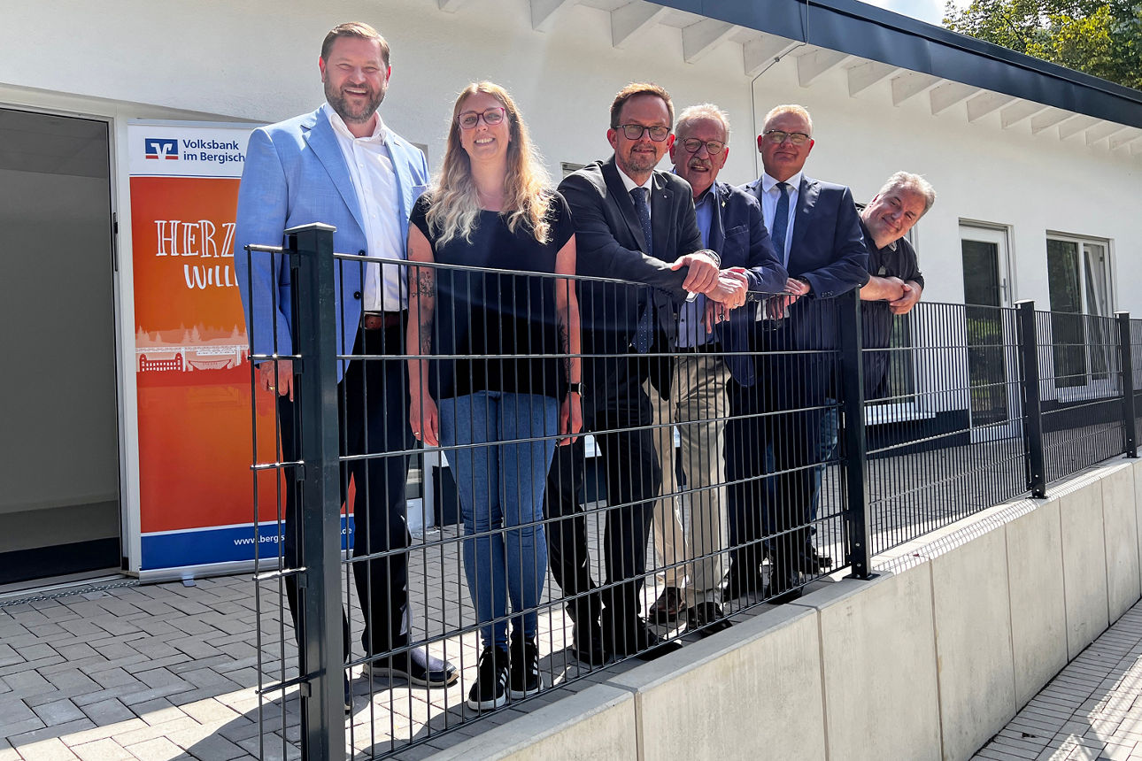 Freuen sich über die neugebaute Kita in Solingen-Unterburg (v.l.): Oberbürgermeister Tim Kurzbach, Kita-Leiterin Sabrina Muta