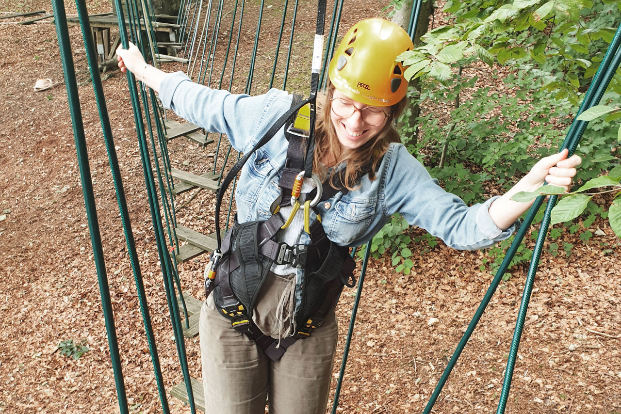 Unsere Kollegin Alicia klettert im Kletterpark