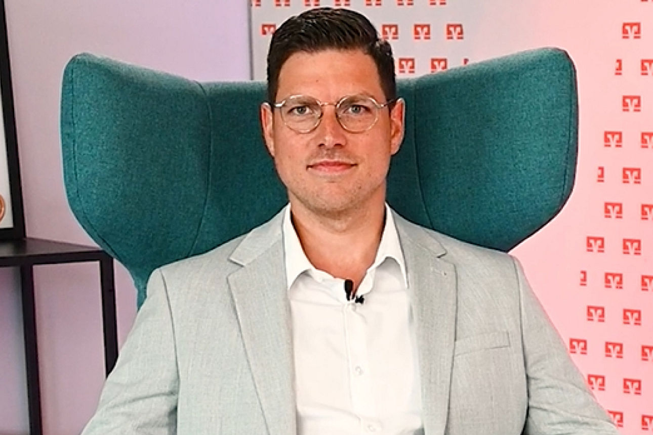 Junger Kollege sitzt in unserem Videostudio