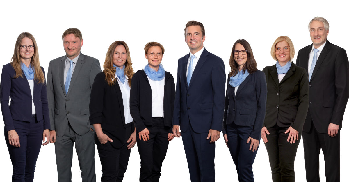 Fünf Frauen und drei Männer nebeneinander aufgestellt. Alle lächeln freundlich.