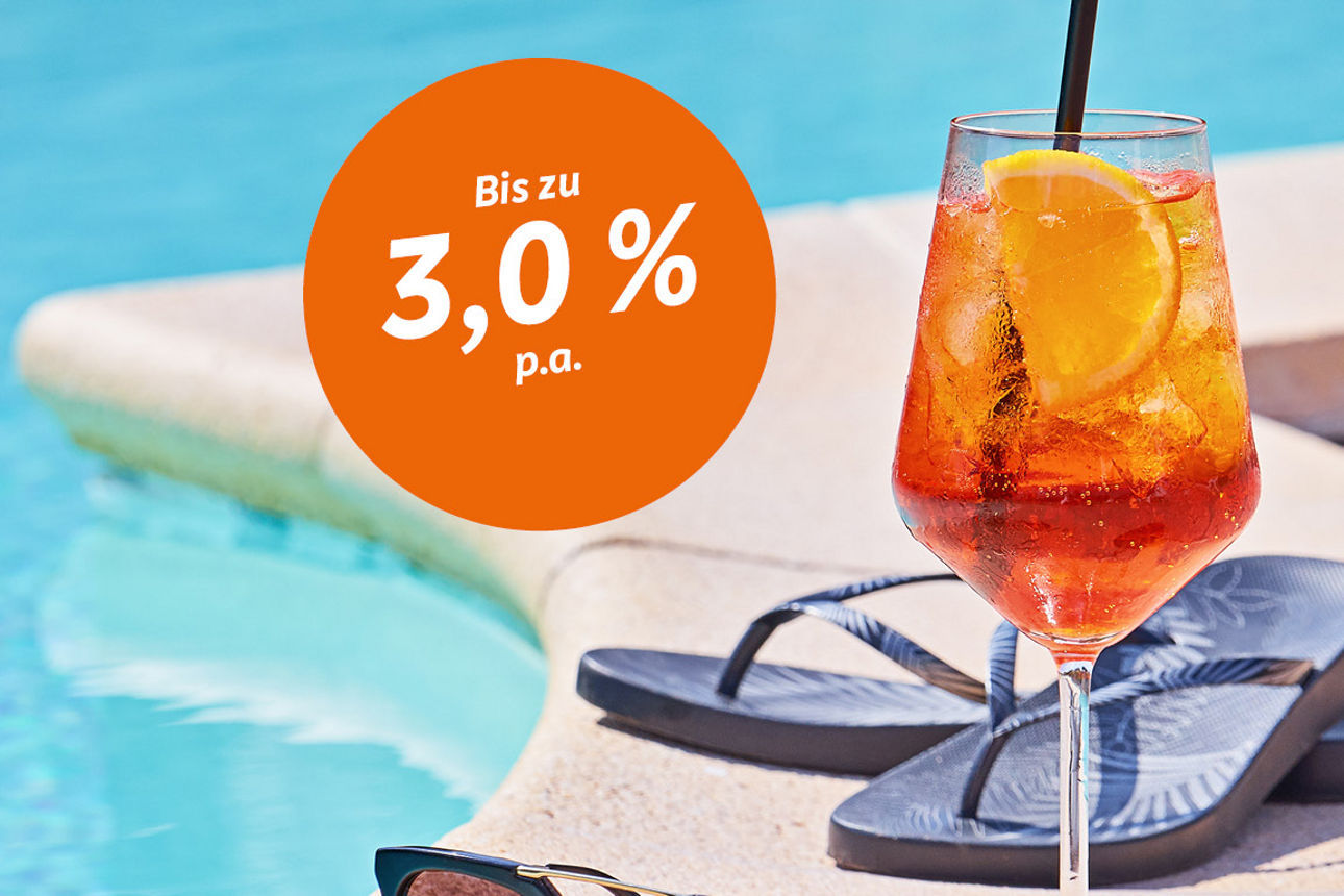 Ein Cocktailglas steht auf einem Poolrand