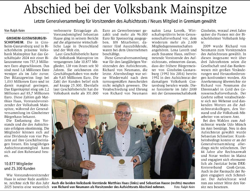 Zeitungsausschnitt aus der Main-Spitze mti Foto von den Herren Haas, Neumann und Hasse beim übergeben der Ehrennadel in Gold