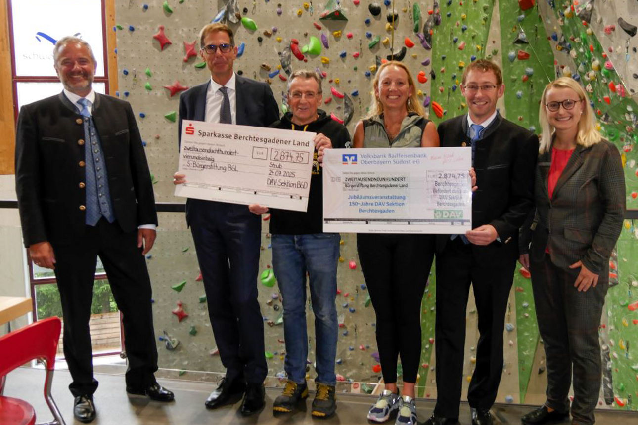 Gruppenbild der Spendenscheck-Übergabe