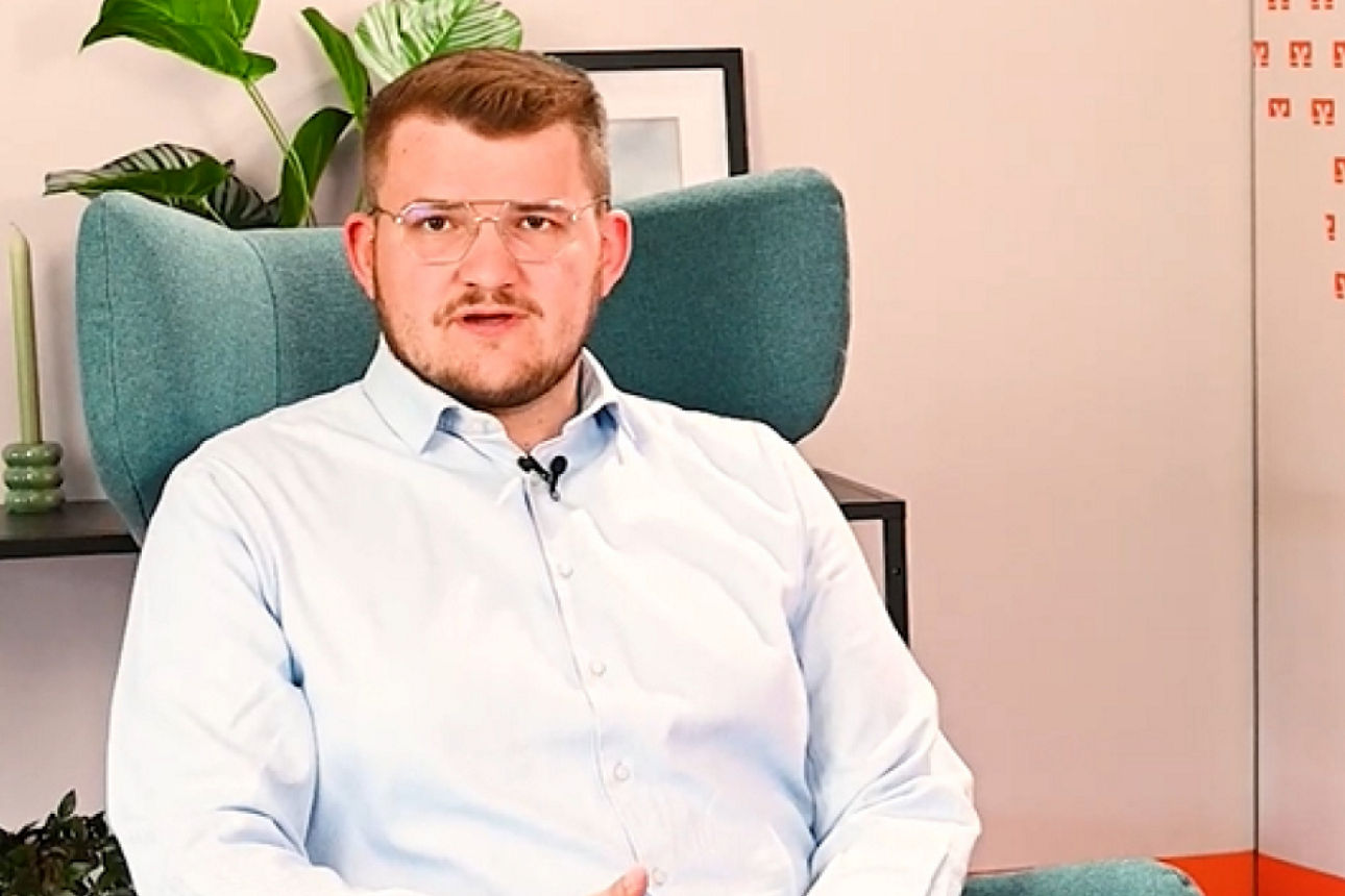 Florian Martens sitzt im Sessel im Videostudio