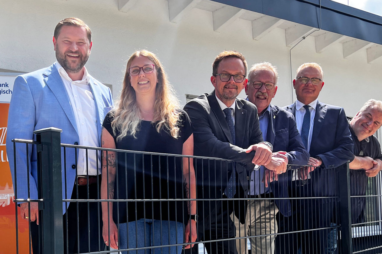 6 Erwachsene stehen vor der Kita