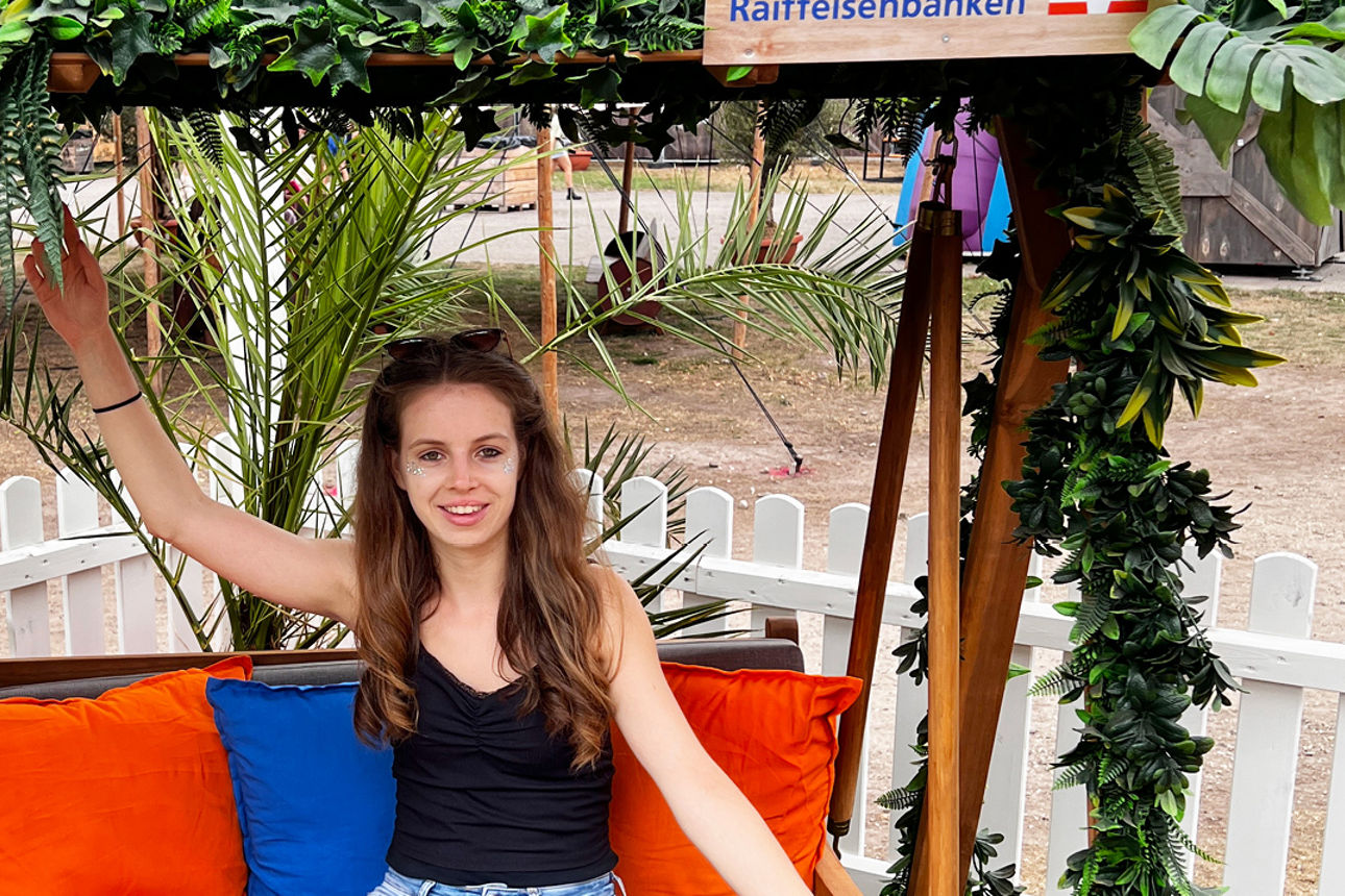 Laura sitzt auf der Hollywood-Schaukel beim Chill-out-Garten