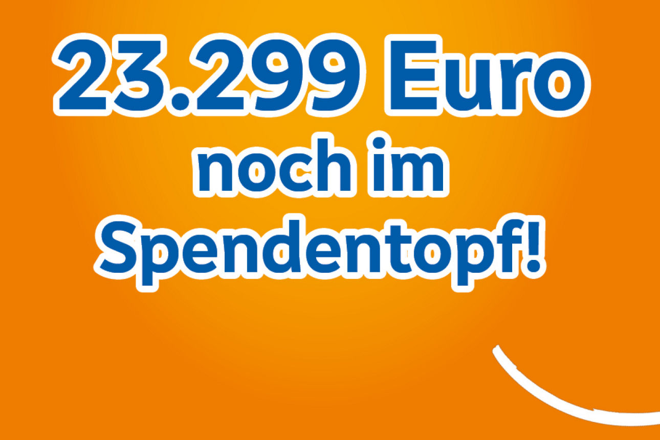 Orangener Hintergrund mit blau/weißer Schrift 23.299 Euro noch im Spendentopf