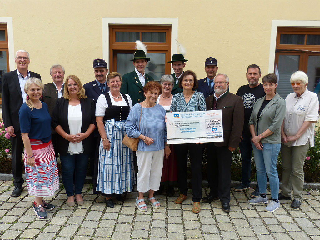 Spende für Vachendorfer Vereine, Kindergarten und Schule