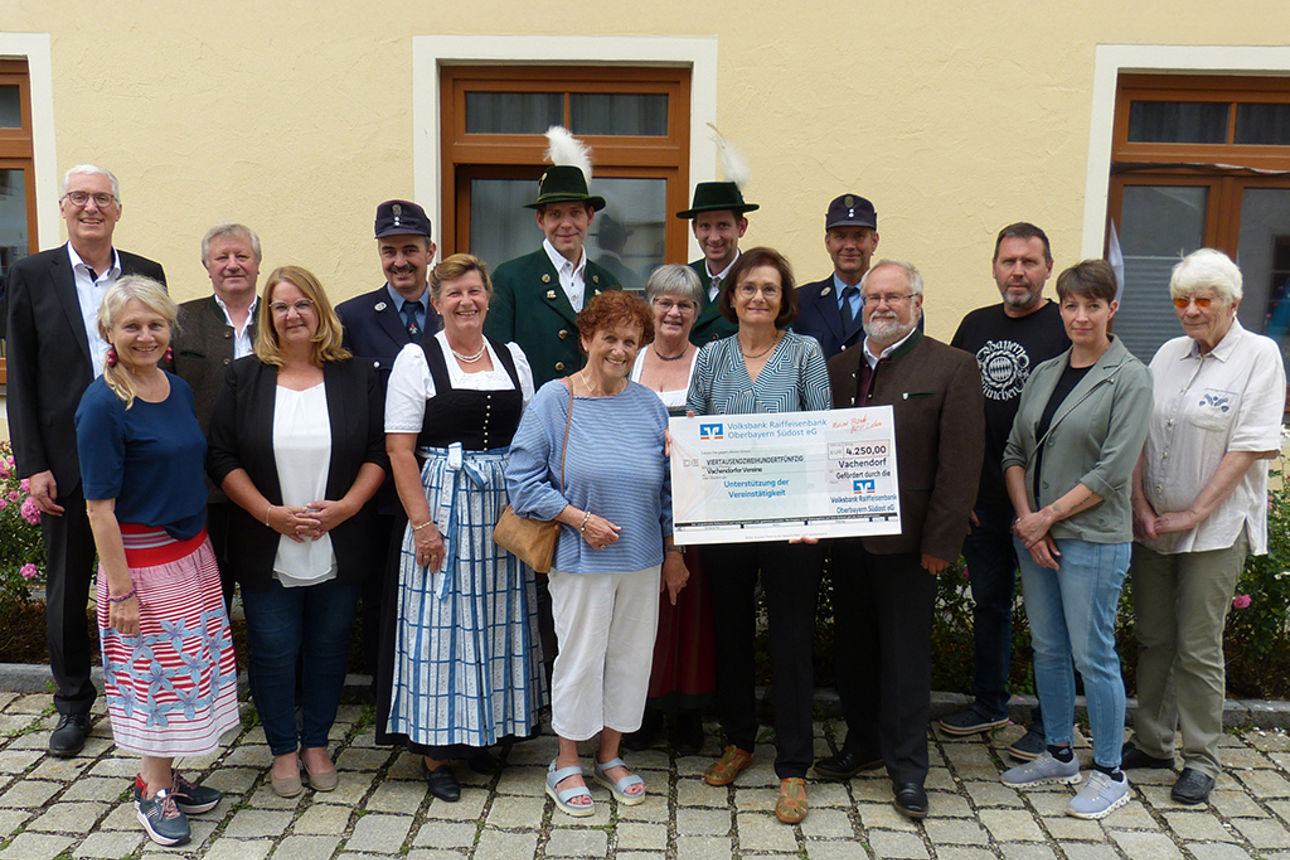Spende für Vachendorfer Vereine, Kindergarten und Schule