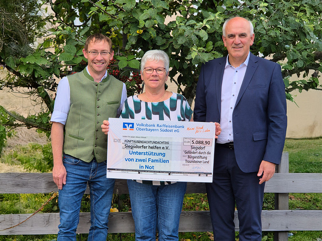 Gruppenbild bei der Spendenscheck-Übergabe